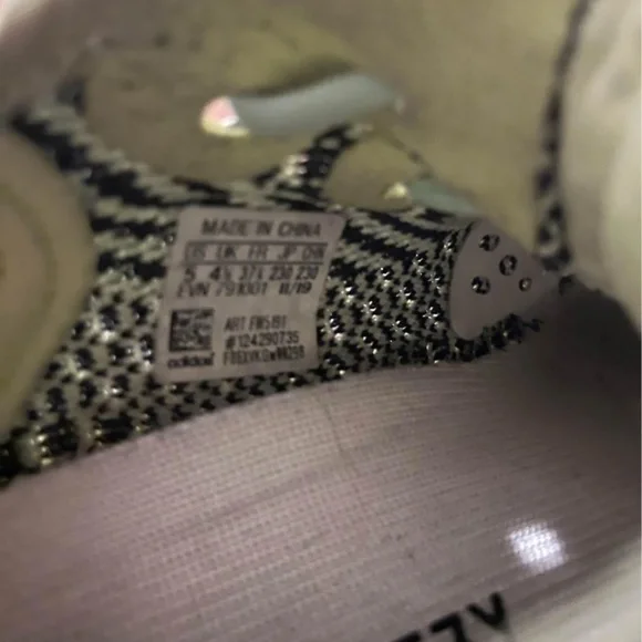 Yeezy - Picture 3 of 4